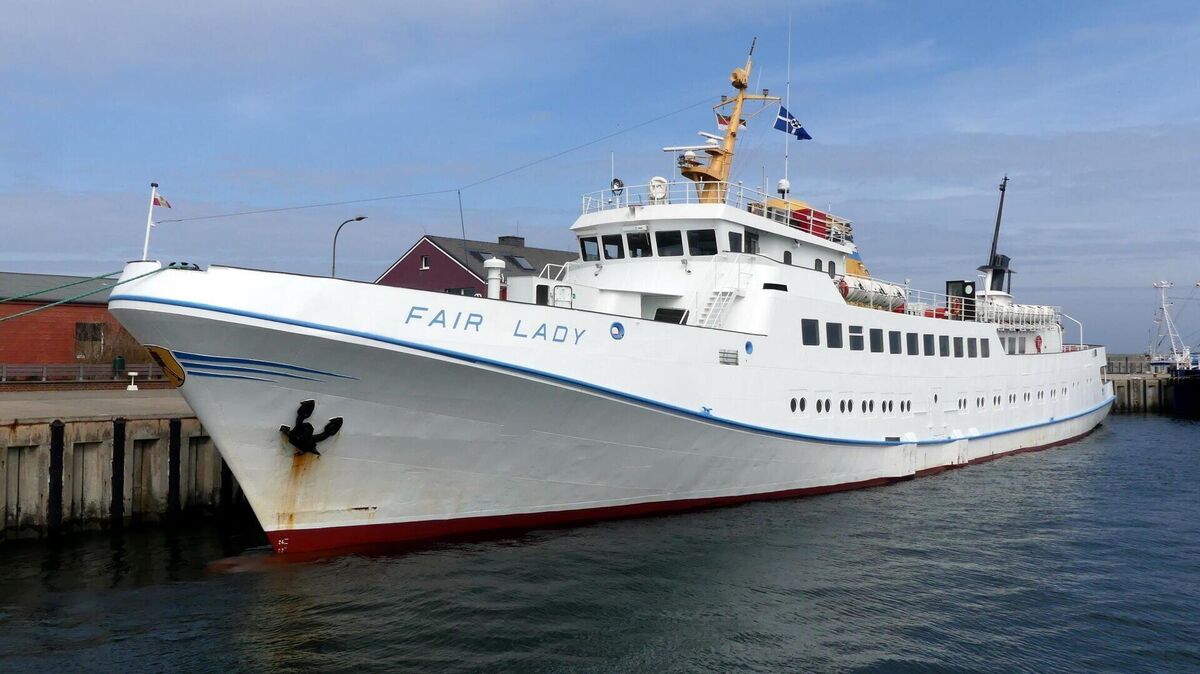 Das Seebäderschiff „Fair Lady“ hat einen technischen Schaden. Deshalb liegt es in der Mützelfeldwerft in Cuxhaven. Auf dem Foto ist die „Fair Lady“ im Südhafen von Helgoland zu sehen. Foto: Eckardt