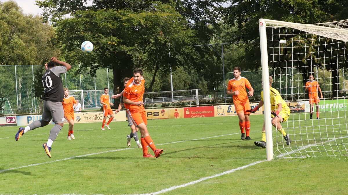 Chance für den dreifachen Torschützen Victor Santos de Oliveira. Doch sein Kopfball geht in dieser Szene über das Tor der SG Stinstedt. Foto: Witthohn