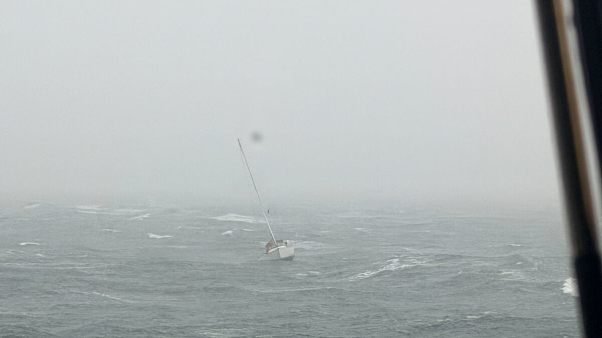 Mit dem Seenotrettungskreuzer "Hermann Marwede" der DGzRS sind die Seenotretter in einem Wintersturm im Einsatz für einen Segler in Lebensgefahr. Foto: Die Seenotretter – DGzRS