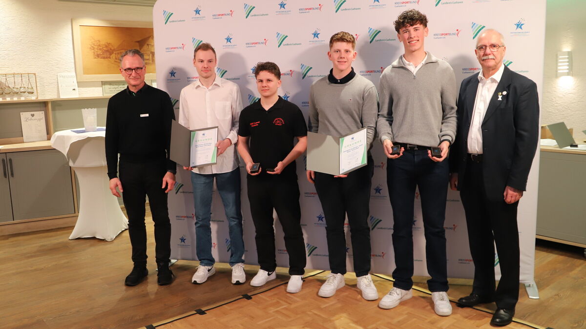 Erster Kreisrat Friedhelm Ottens (links) und KSB-Vorsitzender Rüdiger Sauer (rechts) mit Mitgliedern der Mannschaften des Jahres: Michel Boje (2.v.l.) und Nico Hesse (MSC Land Hadeln), Christopher tom Wörden (3.r.r.) und Thore Eibich (2.v.r., beide TSV Otterndorf, Rudern). Foto: Witthohn