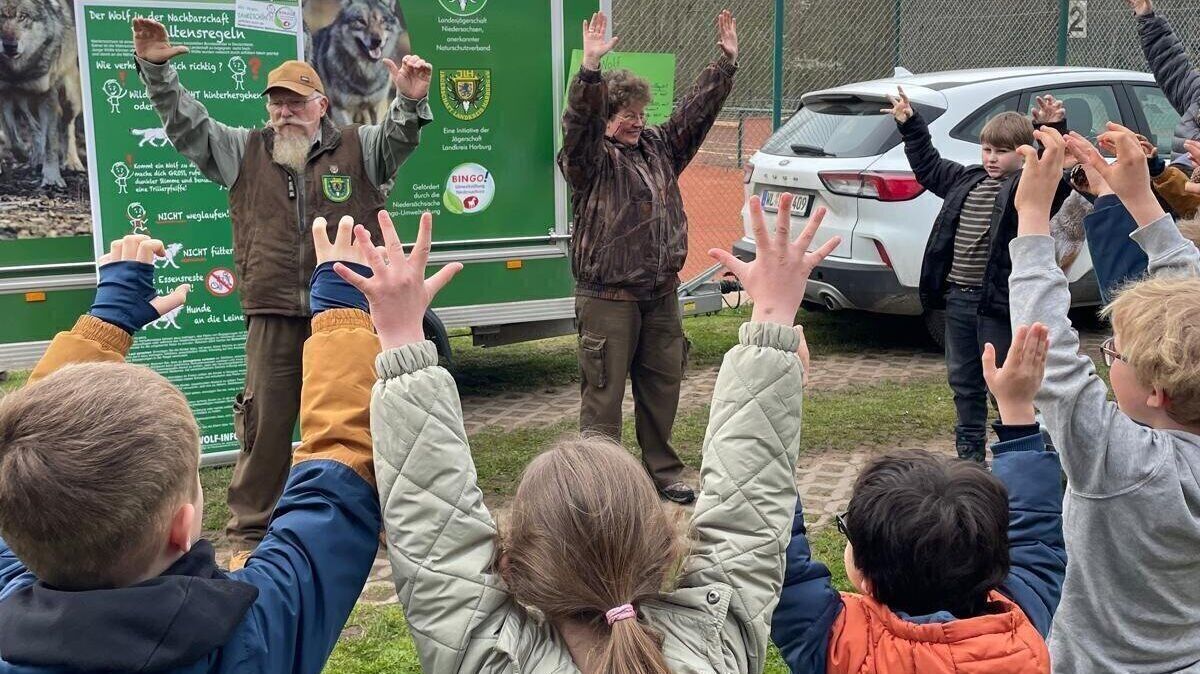 Praktische Tipps hatten Bernard und Diana Wegner für die Grundschüler dabei und gingen auch auf die von den Kindern erarbeiteten Fragen ein. Foto: Kramp