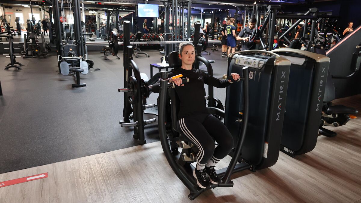 Neulinge sollten sich Ziele setzen, die dauerhaft umsetzbar sind. Anna-Lena Dominikus trainiert - ganz ohne Neujahrs-Vorsätze - regelmäßig im Fitnessstudio. Foto: May