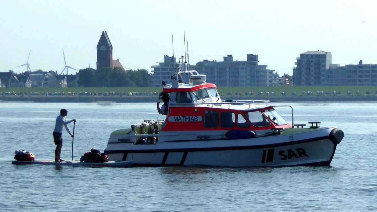 Mit dem Tochterboot "Mathias" fuhren die Cuxhavener Seenotretter zu dem Wassersportler. Foto: Gerdts