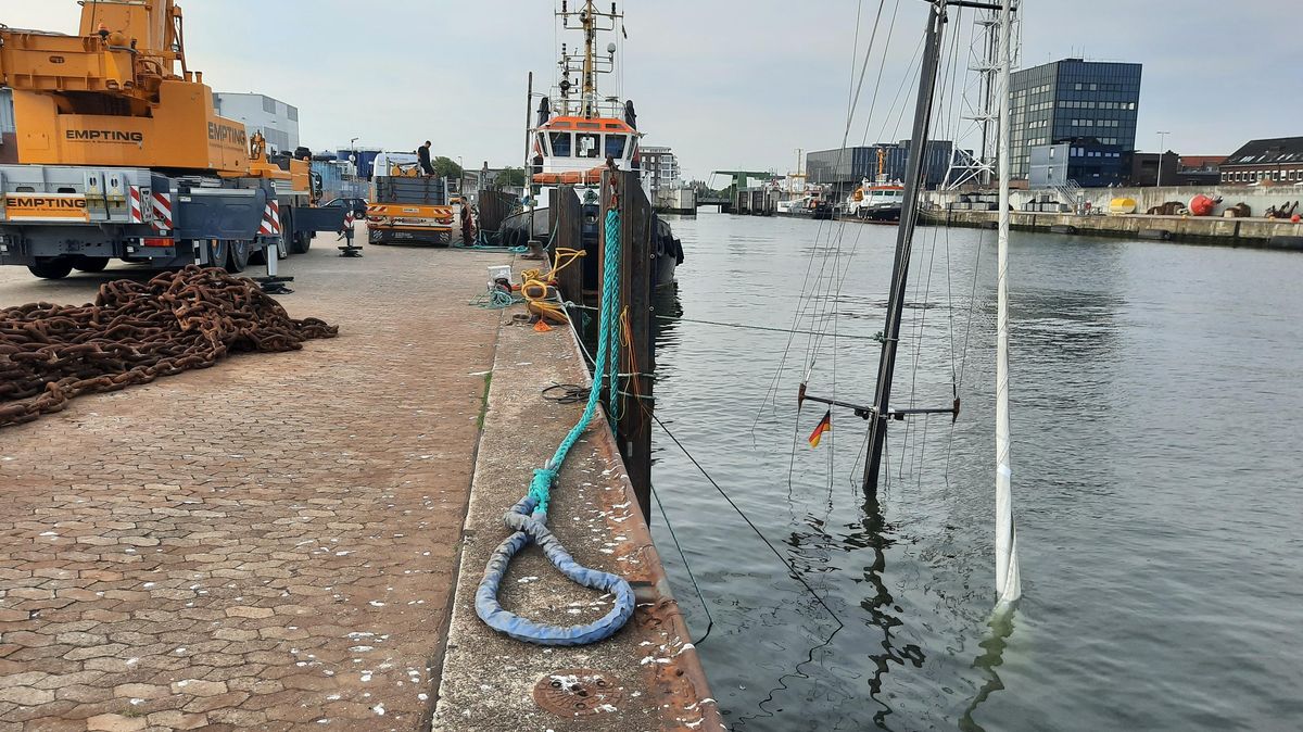 An den Cuxhavener Liegeplätze der Wulf-Schlepper ist die Bergung der Yacht in vollem Gange. Foto: Sassen