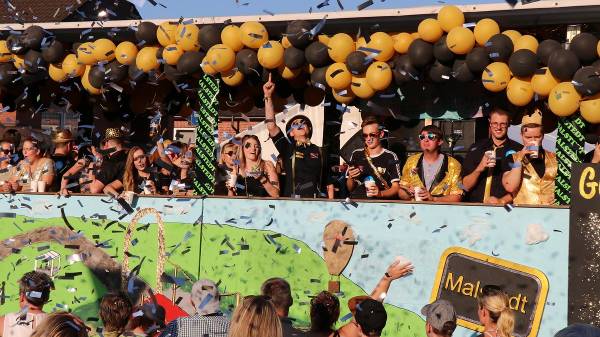 Längst gilt der Börde-Move als so etwas wie der Karneval des Cuxlands: Bunt kostümiert, ausgelassen und bei bestem Sommerwetter feierten Tausende in Lamstedt wieder ein großes Gute-Laune-Spektakel. Foto: Mangels