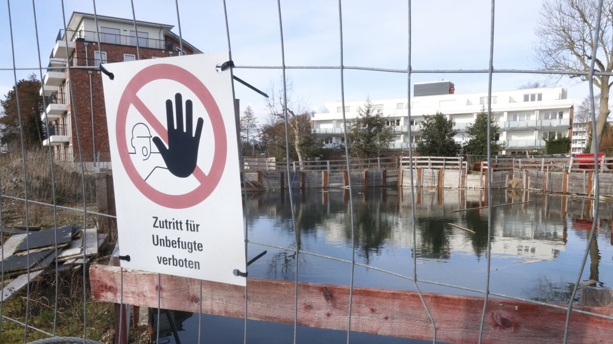An der Ecke Mühlentrifft/Hinter der Kirche steht das Wasser hoch in der Baugrube. Für den Döser Lars Mickeleit ein unhaltbarer Zustand. Foto: Koppe