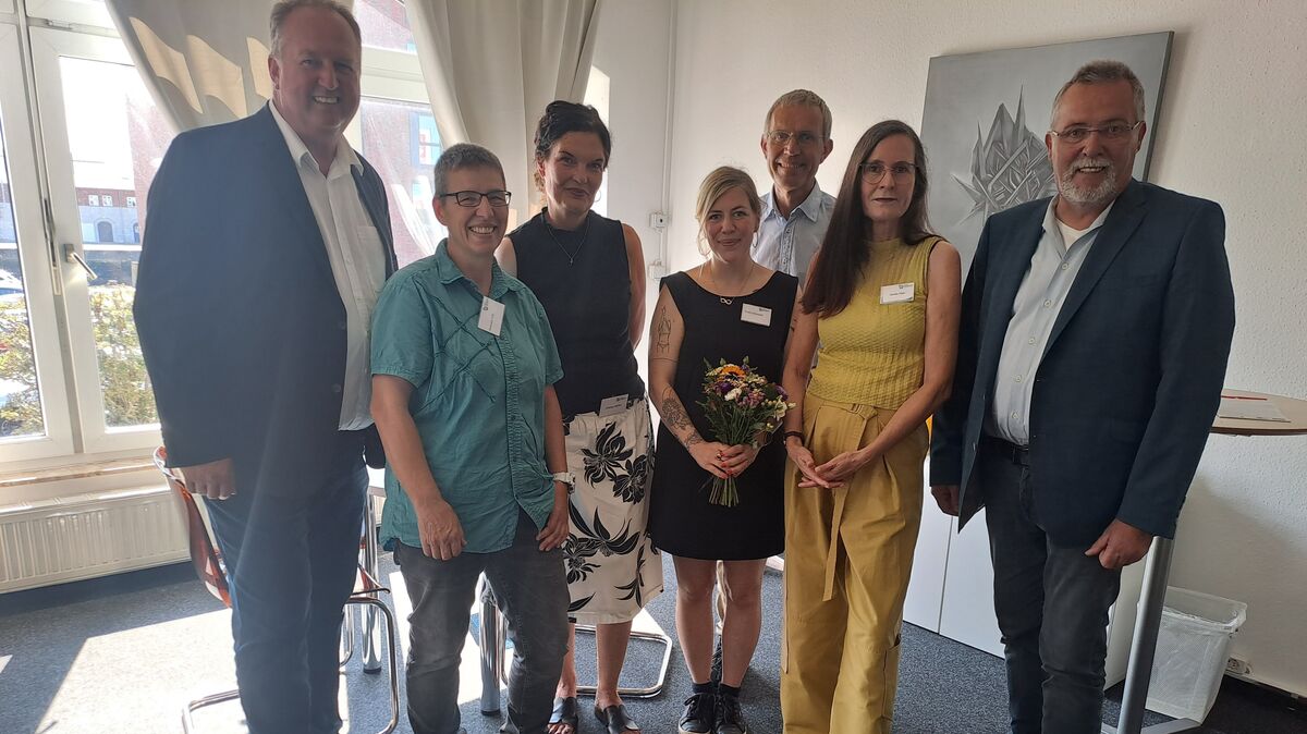 Eröffnung des Digitalcafés mit (v.l.): Oberbürgermeister Uwe Santjer, Manuela Fritz (Sozialarbeiterin), Andrea Klefke (Regionalleitung Cuxhaven/Stade), Thekla Maiwald (Sozialarbeiterin, alle Lebensraum Diakonie e.V.), Matthias Langer (Niedersächsisches Landesamt für Soziales, Jugend und Familie), Daniela Faber, (Geschäftsbereichsleitung Wohnungsnotfallhilfe Lebensraum Diakonie e.V.) und dem stellvertretenden Landrat Richard Schütt. Foto: Friederike Luehrs