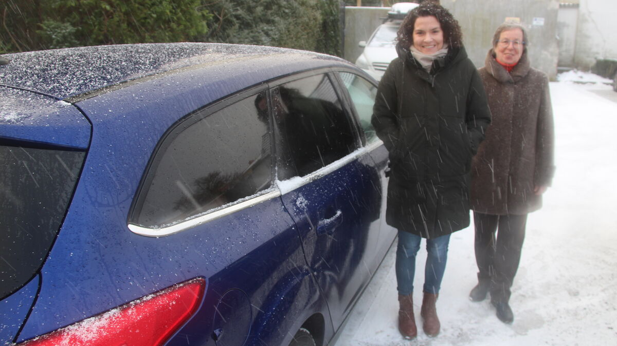 Verena Kovalik und Anita Hanel (r.) setzen sich für bessere Mobilität von bedürftigen Senioren ein. Foto: Kramp