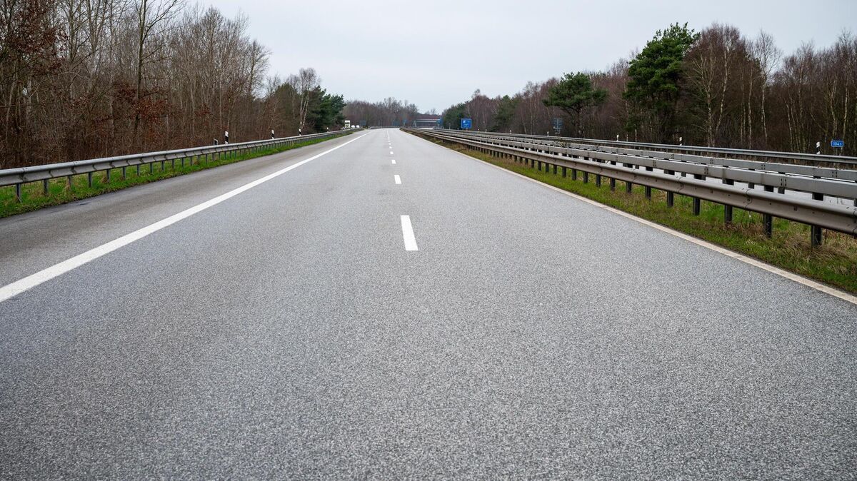 Voll gesperrt: Die A 27 zwischen Uthlede und Hagen wurde etwa 1,5 Kilometer vor der Abfahrt Hagen unterspült. Die Fahrbahnen könnten absacken. Foto: Scheschonka