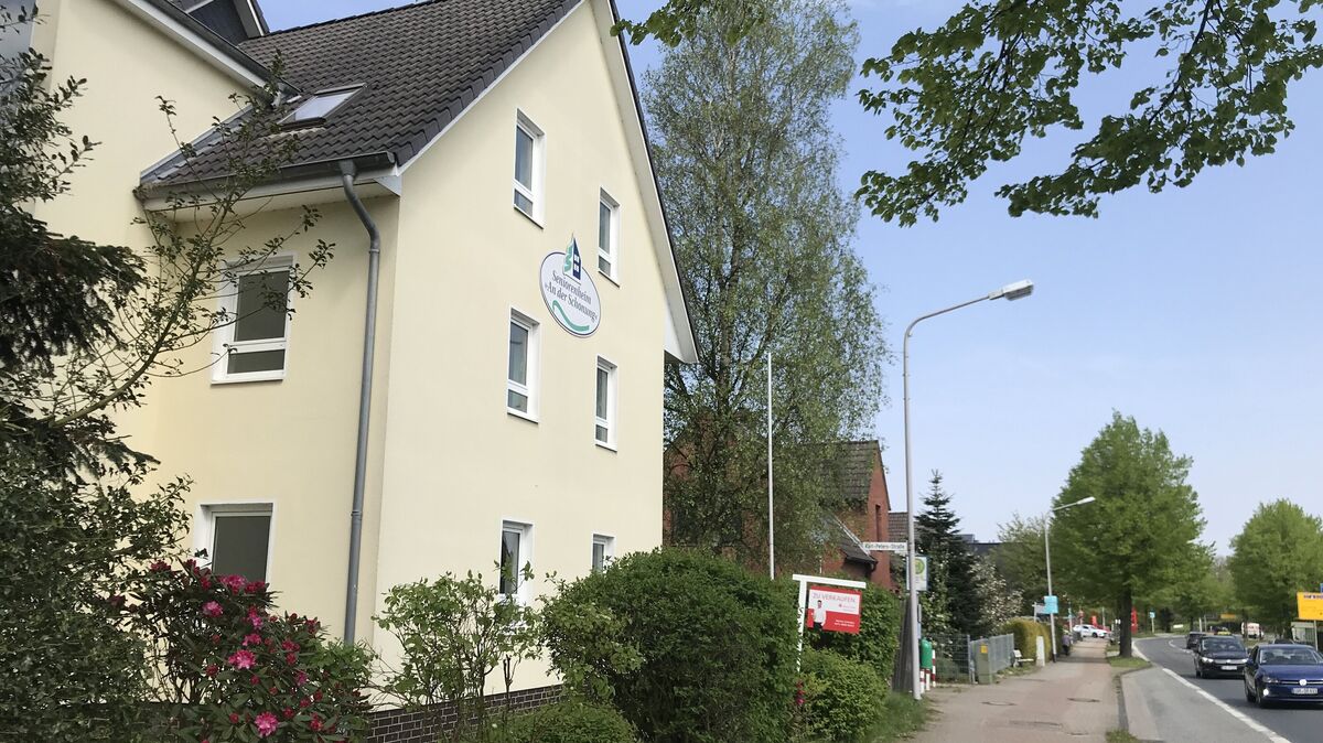 Das frühere Seniorenheim "An der Schonung" in Altenwalde steht wenige Wochen nach der Schließung nun zum Verkauf. Foto: Reese-Winne