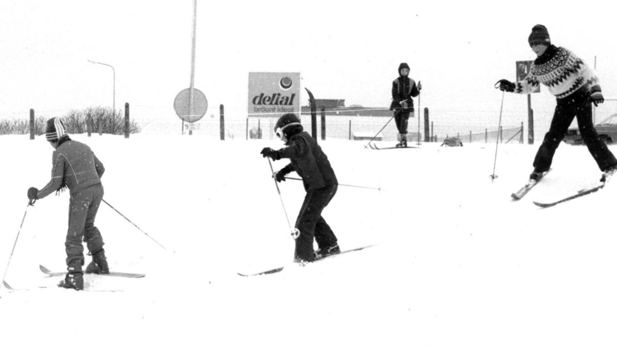 Wintersport an der Küste: Die Cuxhavenerin Ulla Westen brachte im Februar 1979 den Kindern am Steinmarner Deich das Skifahren bei. Foto: CN/NEZ-Archiv