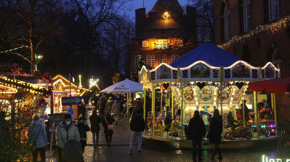 Der Weihnachtsmarkt in Cuxhaven hat am 23. Dezember zum letzten Mal geöffnet - die Corona-Verordnung schreibt das ab Warnstufe drei, die ab Heiligabend gilt, vor. In Bremerhaven gilt bereits die Warnstufe drei, der Weihnachtsmarkt darf aber geöffnet bleiben. Foto: mr