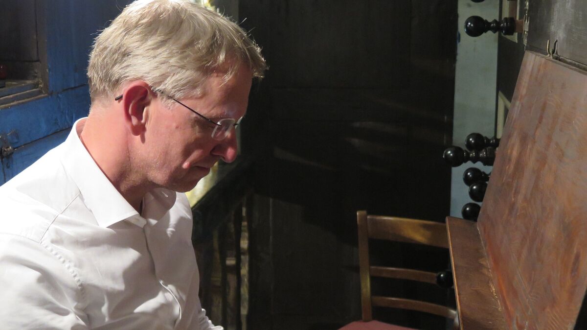 Die Toccata ist der unbestrittene Schwerpunkt im Konzert-Programm von Hauke Ramm an der Klapmeyer-Orgel in St. Nicolai Altenbruch. Foto: Cordes