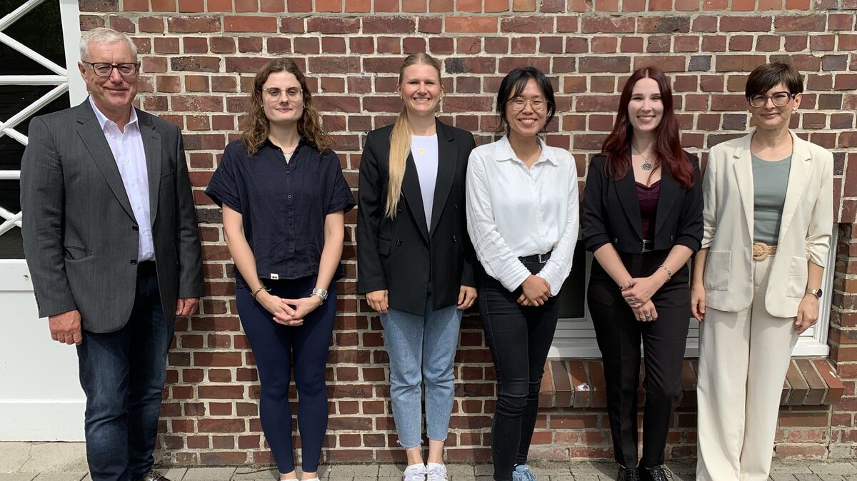 Semesterstart in der Außenstelle: Jürgen Tomaschewski (Leiter der Außenstelle, Petra Weygand (Lichtenberg-Gymnasium), Kristin Bachmann (Gymnasium Otterndorf), Lisa Jiang (Amandus-Abendroth-Gymnasium),  Chiara Lallmann (Amandus-Abendroth-Gymnasium) und Jana Birke (pädagogische Leiterin). Foto: Studienseminar