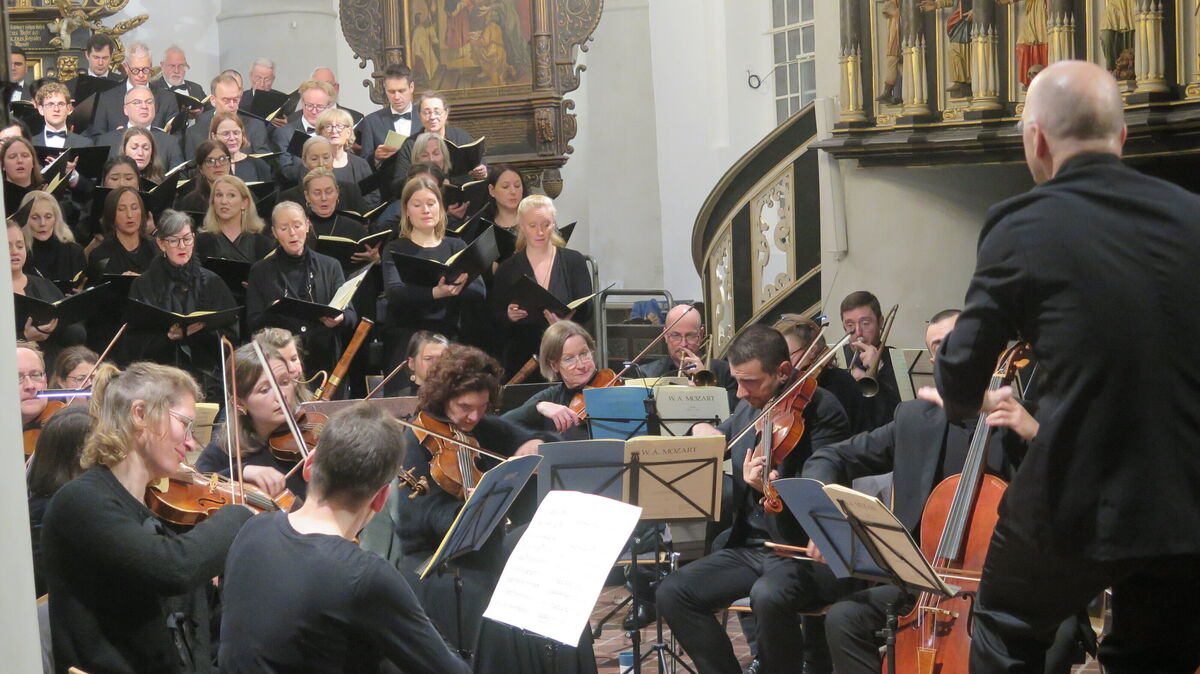 Beeindrucken das Konzertpublikum in der St. Severi-Kirche: das von Hansjörg Albrecht dirigierte Ensemble Schirokko und der Carl-Philipp-Emanuel-Bach-Chor aus Hamburg. Foto: Cordes