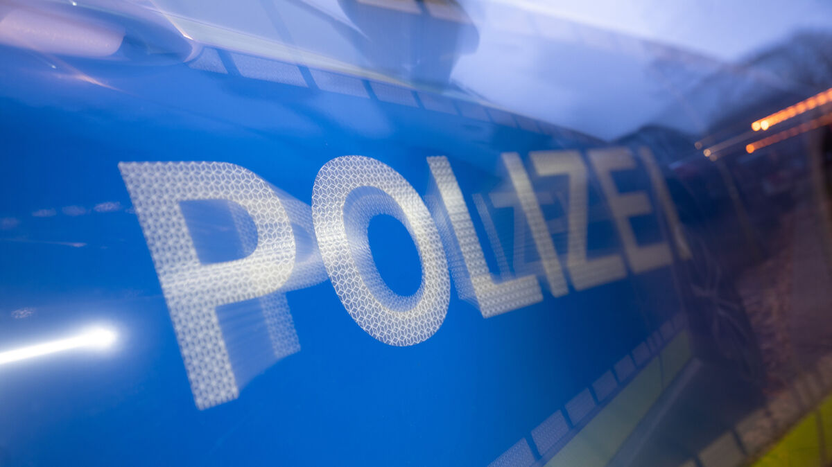 Die Flucht vor einer Polizeikontrolle endete für einen 23-jährigen Autofahrer in Lamstedt an einer Straßenlaterne. Foto: Murat/dpa