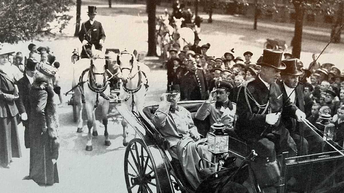 Herzog Ernst August von Braunschweig mit seinem Vater, Herzog Ernst August von Cumberland, bei der Anfahrt zum Herzog Anton Ulrich-Museum in Braunschweig im Jahr 1917. Foto: Sammlung Hildebrandt