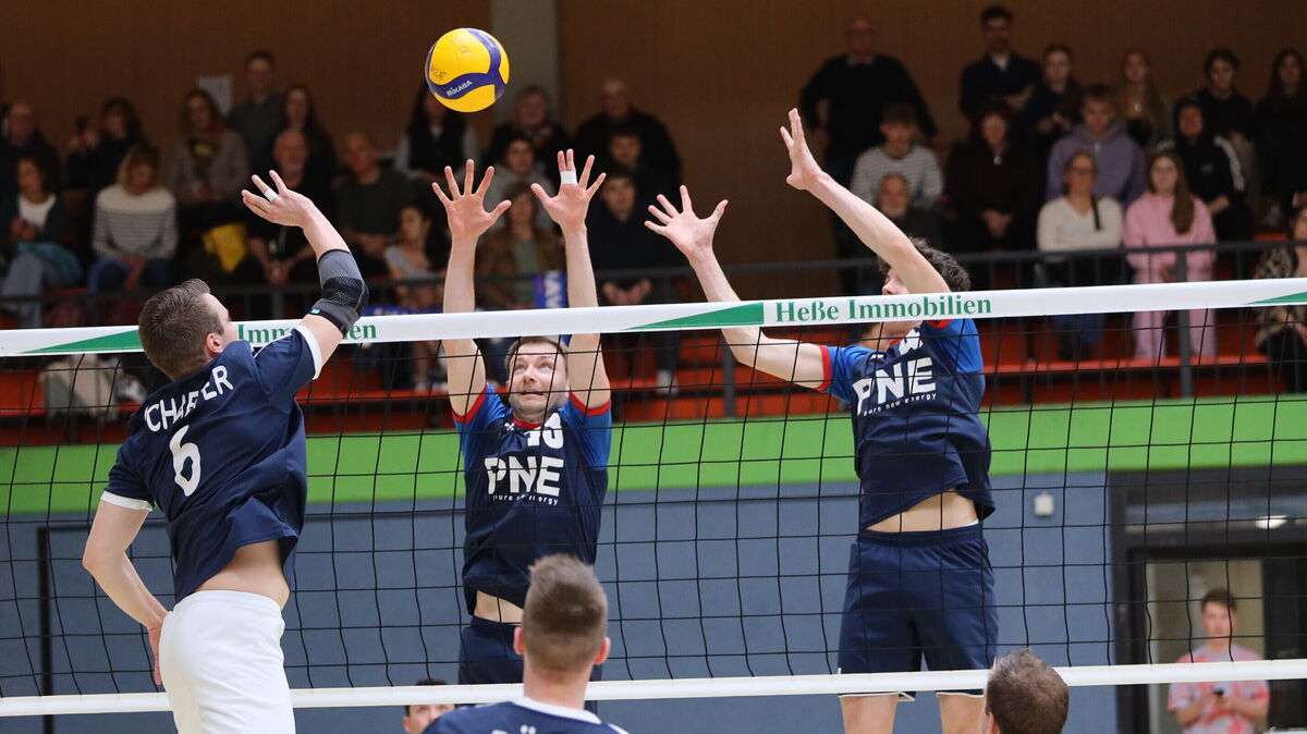 Starke Blockarbeit: Pascal Rademacher und Pawel Pietrzak machen sich ganz groß und wehren den Angriffsschlag des Zeveners ab. Foto: Unruh