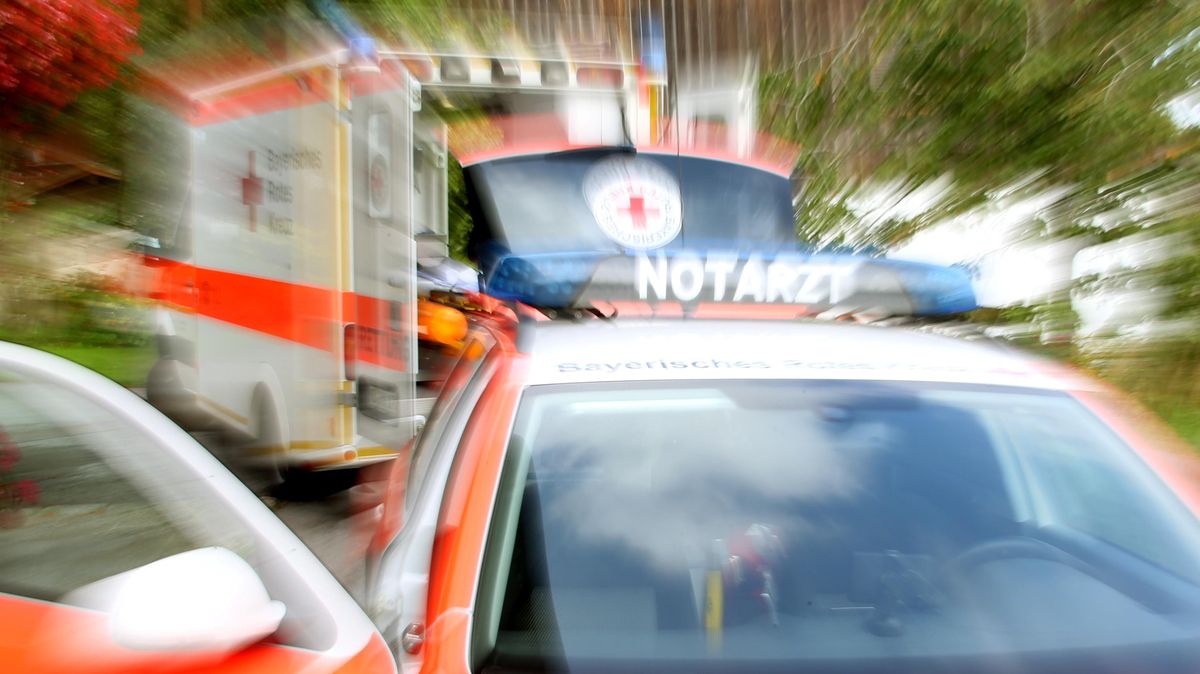 Beide Verkehrsteilnehmer wurden mit schweren Verletzungen ins Krankenhaus gebracht. Symbolfoto: Jansen/dpa