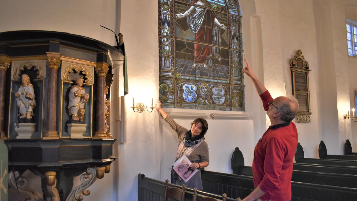 An dieser Stelle ist der Übergang von alter zu angebauter Kirche zu sehen. Berit und Hartmuth Seitz weisen aufs Mauerwerk des Neuenwalder Gotteshauses hin, das unter Regie von Pastor Heinrich Rüther dereinst um 5,50 Meter erweitert wurde. Foto: Schoener