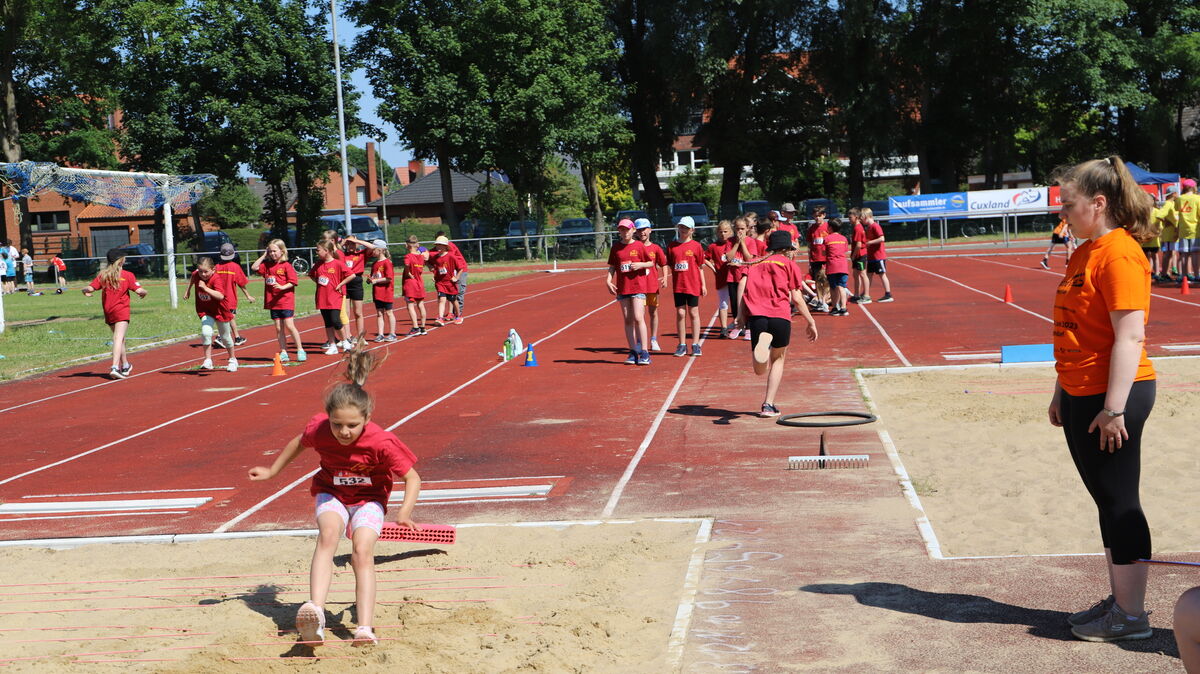Zähne zusammenbeißen und den Absprung treffen: Die Kinder konzentrierten sich beim Weitsprung. Fotos: Witthohn