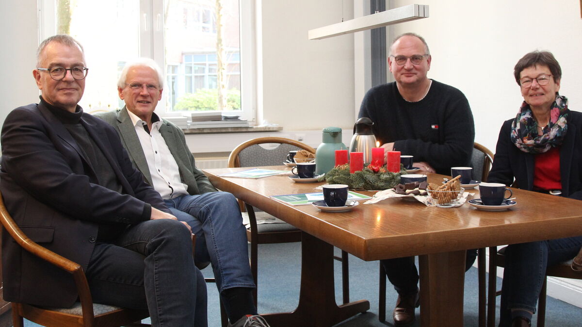 Thomas Kranenberg (Gymnasium Warstade), Wolfgang Deutschmann (AAG), Martin Rehermann (LiG) und Dr. Marlies Reinke (Gymnasium Otterndorf, v.l.) beschrieben die Stimmungslage an den Gymnasien des Kreises. Foto: Reese-Winne