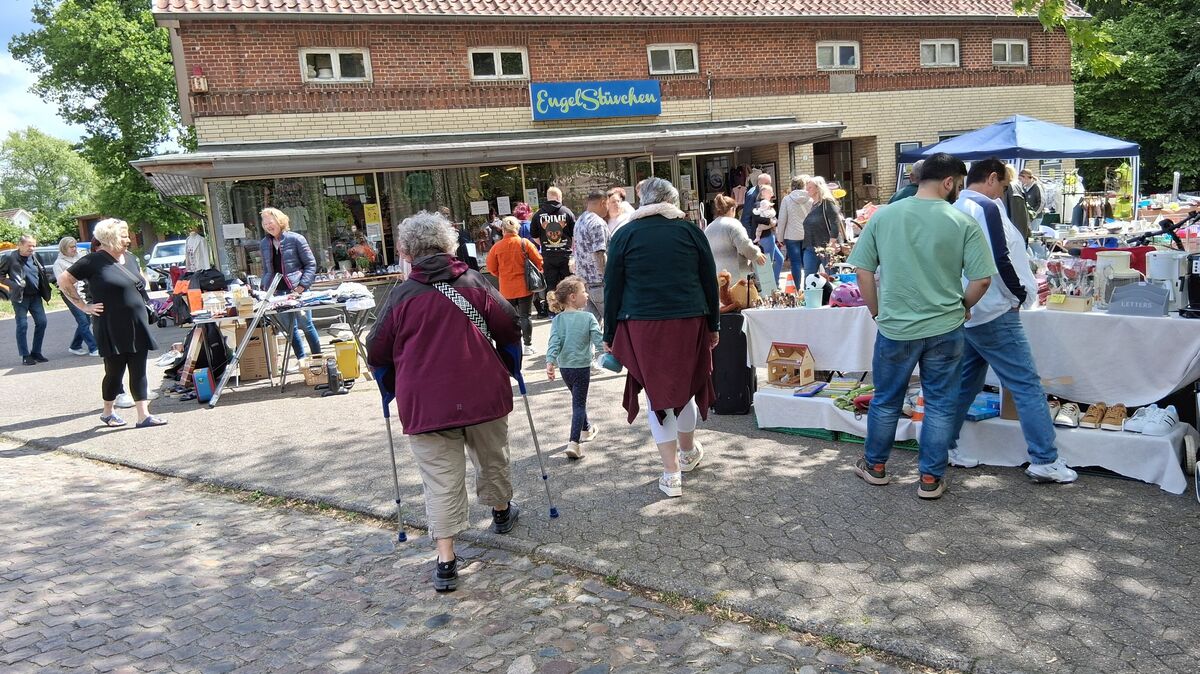 Nachdem der "Mai Day" eröffnet ist, herrscht großer Besucherandrang auf dem Flohmarkt. Foto: Lange