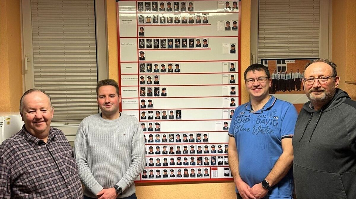 Sind stolz auf die neue Ahnentafel für die Feuerwehr Neuenkirchen: Horst Gerdts (v.l.), Maik Brockelmann, Sascha Gnatenko und Dirk Völker. Foto: Feuerwehr