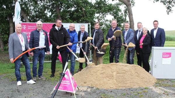Nie mehr weiße Flecken: Glasfasernetzausbau für Cuxhavens Außenbezirke startet