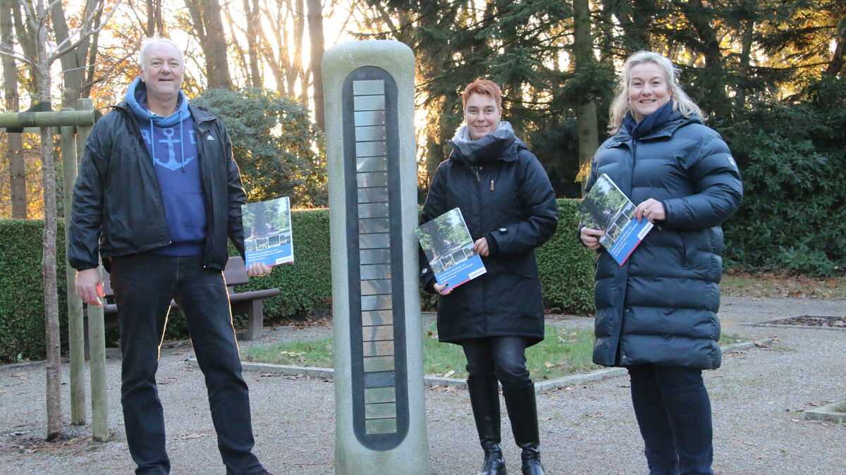 Petra Mückler-van Zon (r.), Petra Switala und Martin Wiebusch im spätnachmittaglichen Licht: Ein Team, das den Brockeswalder Friedhof kennt und weiterentwickelt. Foto: Potschka