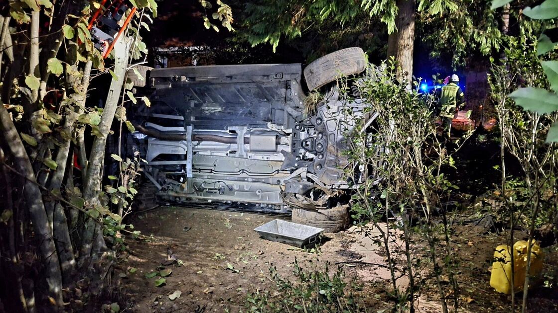 Unfall auf der K21 in Wingst: Auto überschlägt sich und bleibt im Garten ...