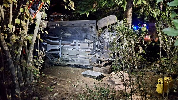 Unfall auf der K21 in Wingst: Auto überschlägt sich und bleibt im Garten liegen