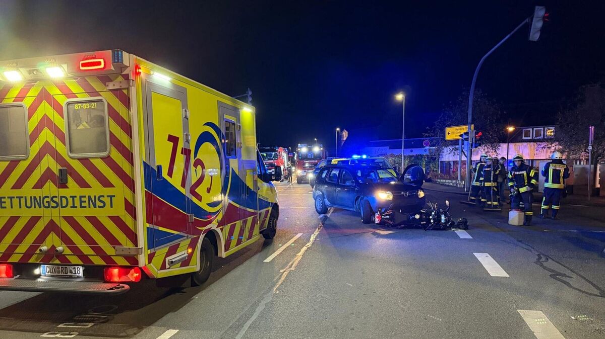 Der Kreuzungsbereich der B73 und der Bahnhofstraße musste für die Erstversorgung der schwer verletzten Motorradfahrerin sowie die polizeiliche Unfallaufnahme vollständig gesperrt werden. Foto: Feuerwehr