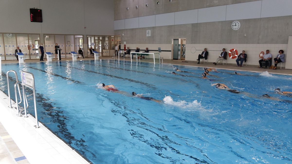 Die Ersten, die im 25 Meter langen Sportbecken ihre Bahnen zogen, waren die Mitglieder der Schwimmstaffel des ATSC. Das Bassin entspricht der Wettkampfnorm und taugt daher nicht nur zum Training. Foto: Koppe