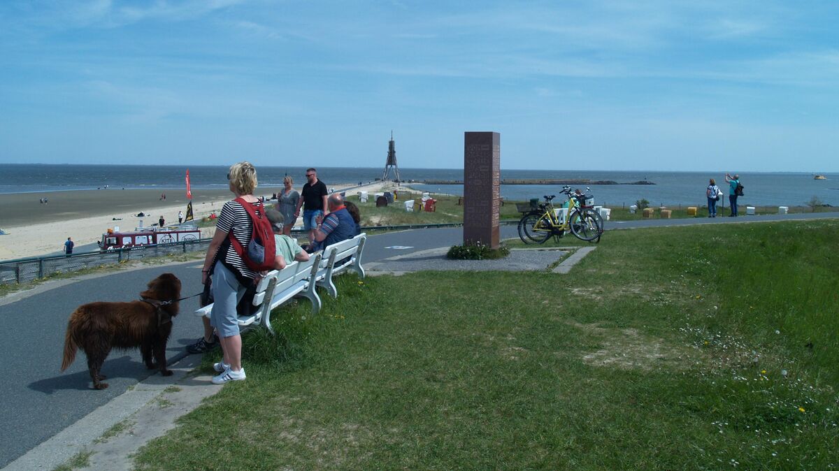 Der Deichkronenweg soll am Zenneck-Deichmal hinter den Bänken baulich erweitert werden, sodass dort Fahrräder abgestellt werden können und es insgesamt mehr Platz gibt. Die Bänke sollen auf die andere Seite des Weges gestellt werden, damit dort freie Sicht aufs Wasser gegeben ist. Foto: Bohlmann-Drammeh