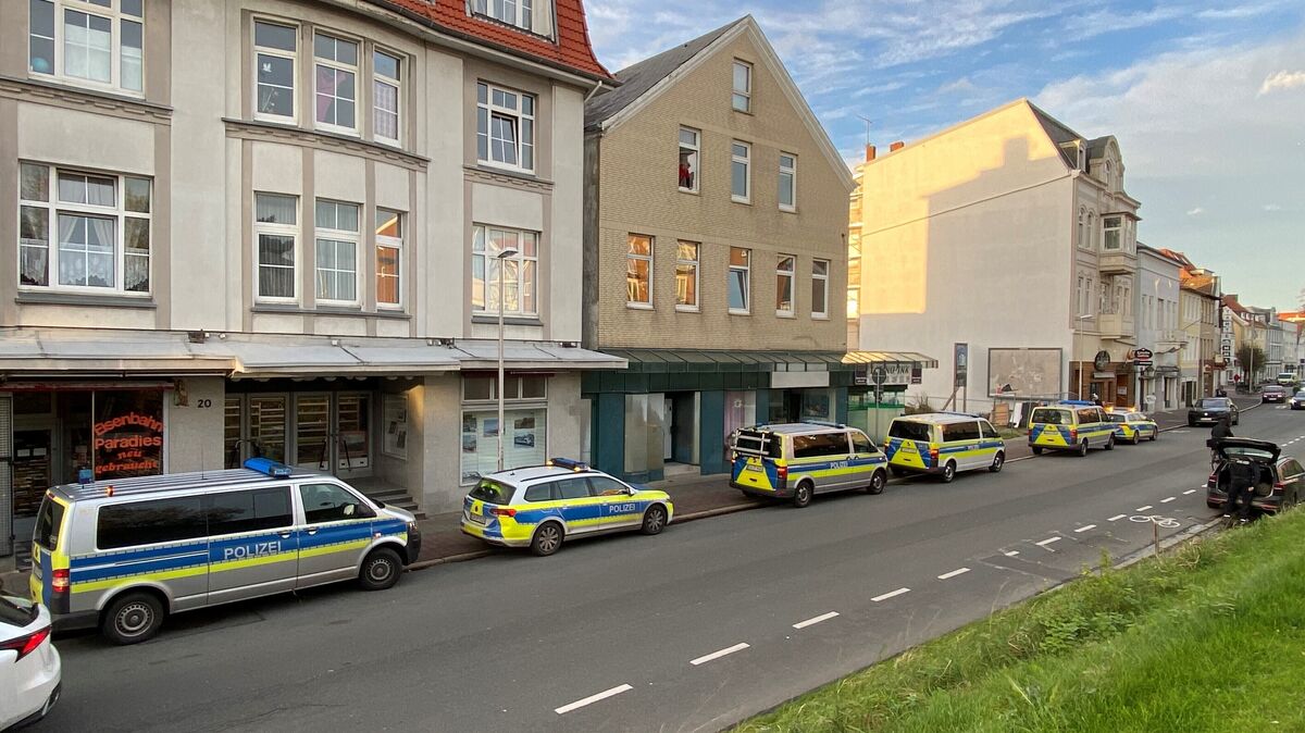 Mehrere Einsatzwagen waren am Donnerstagnachmittag in der Deichstraße zu sehen. Foto: Keck