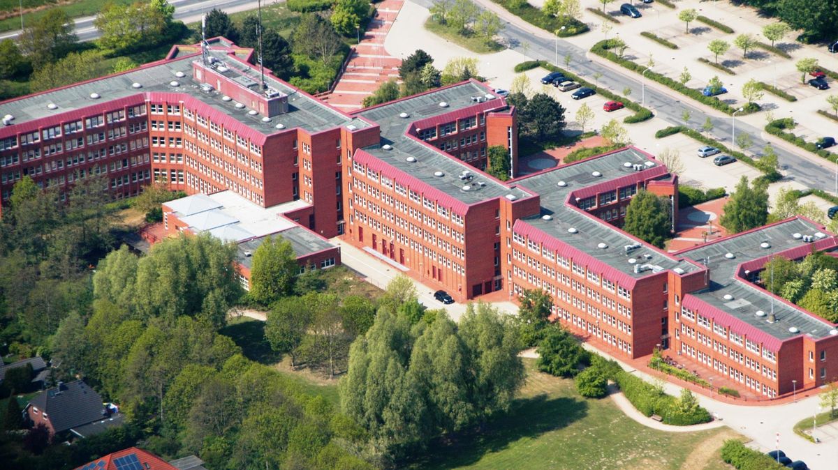 Nach Informationen unserer Zeitung soll auf dem Parkplatz gegenüber dem Kreishaus-Hauptgebäude (links) ein Neubau entstehen, um die Raumnot zu bekämpfen. Durch die modulare Bauweise ist auch eine Erweiterung bei Bedarf möglich. Fotos: Schröder