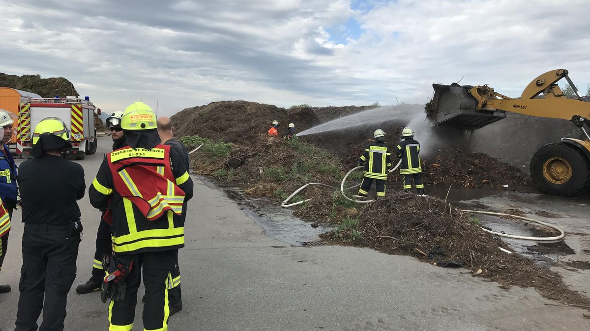 Eine der Mieten auf der Kompostierungsanlage des Abfallverwertungszentrums Cuxhaven (AVZ) ist am Freitagnachmittag in Brand geraten. Foto: Sassen