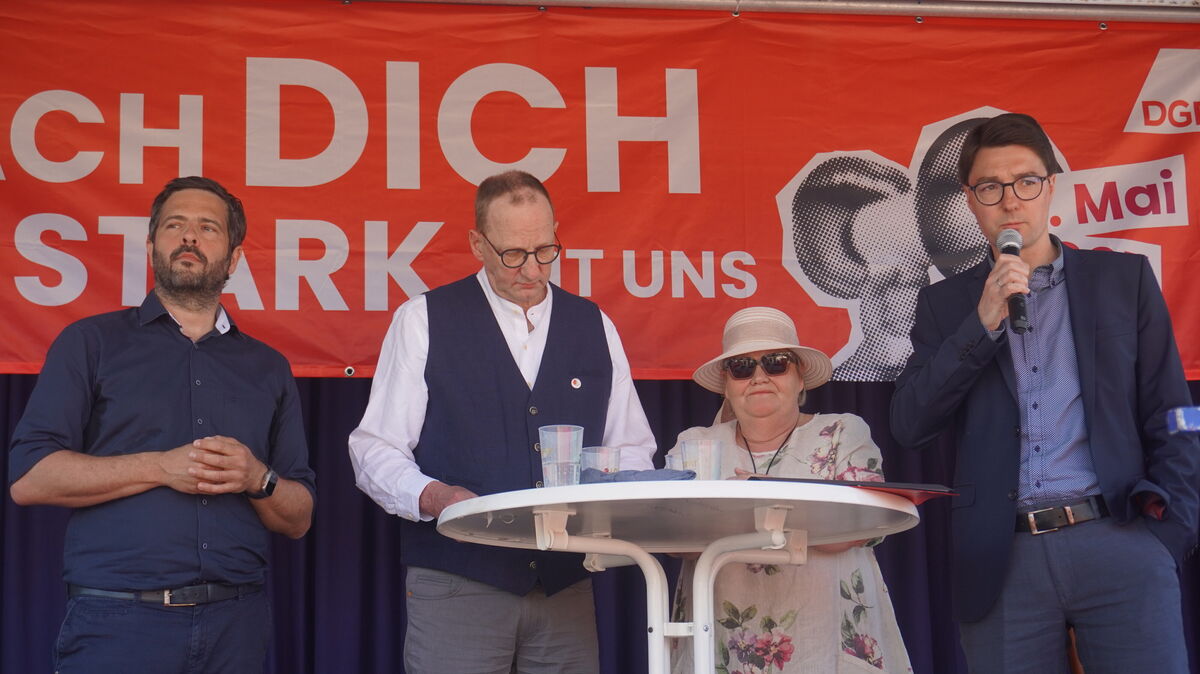 Daniel Schneider (l.), Ralf Bohlen (2 v.l.), Eva Viehoff (2 v.r.) und Christoph Frauenpreiß diskutierten über den Koalitionsvertrag und aktuelle politische Themen bei der Kundgebung zum 1. Mai. Foto: Brettschneider