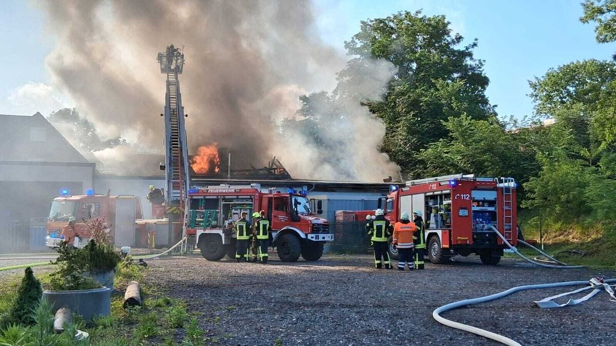 Schon am frühen Vormittag stand das Gebäude der Bioschlachterei in Warstade lichterloh in Flammen. Foto: Jürgen Lange