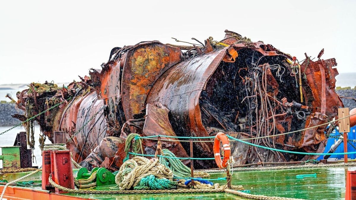 Ein Teil des U-Boots U16 liegt jetzt in Cuxhaven. Vor Scharhörn wurde das Wrack geborgen. Foto: Sina Schuldt/dpa