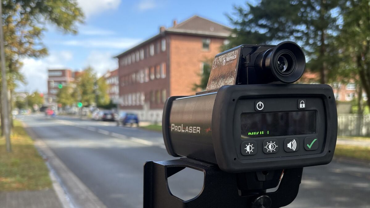 Geschwindigkeitsmessung in der 30er-Zone vor der Abendrothschule in Cuxhaven. Foto: Polizeiinspektion Cuxhaven