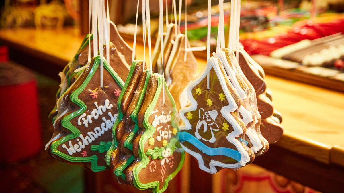 An den Ständen gibt es neben Geschenkideen auch süße und herzhafte Köstlichkeiten für die ganze Familie. Foto: Koppe