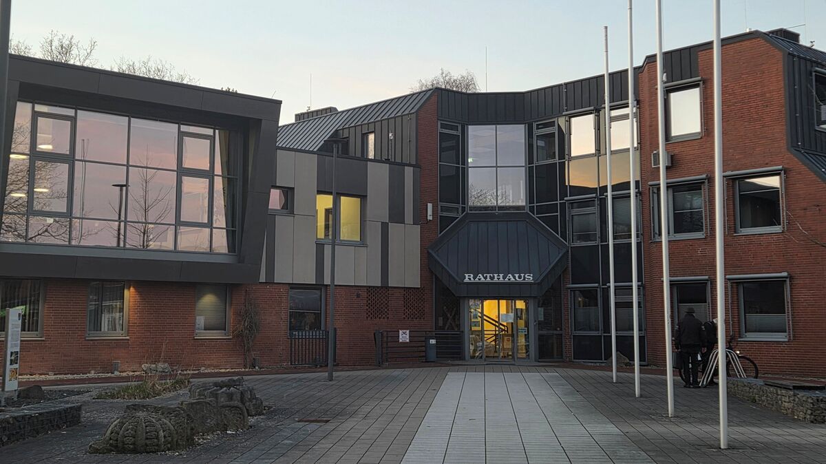 Während der jüngsten Hemmoorer Ausschusssitzung Soziales, Inklusion sowie Kinder- und Jugendbeteiligung entbrannte eine Diskussion um Solar-Ladebänke auf dem Rathausplatz. Foto: Brettschneider