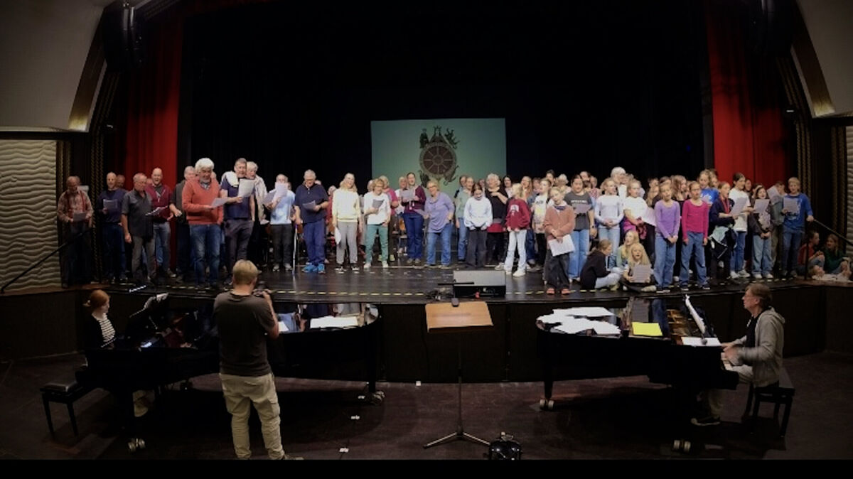 Kraftvoller Auftakt für das „MareMusikFestival" in Cuxhaven: Ein Chor aus 142 Stimmen und zwei Pianistinnen bereiten sich auf die mitreißende Aufführung von Carl Orffs „Carmina Burana" vor. Foto: NHC