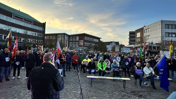 Kundgebung gegen Rechtsextremismus in Cuxhaven: "Wir dürfen nicht still sein"