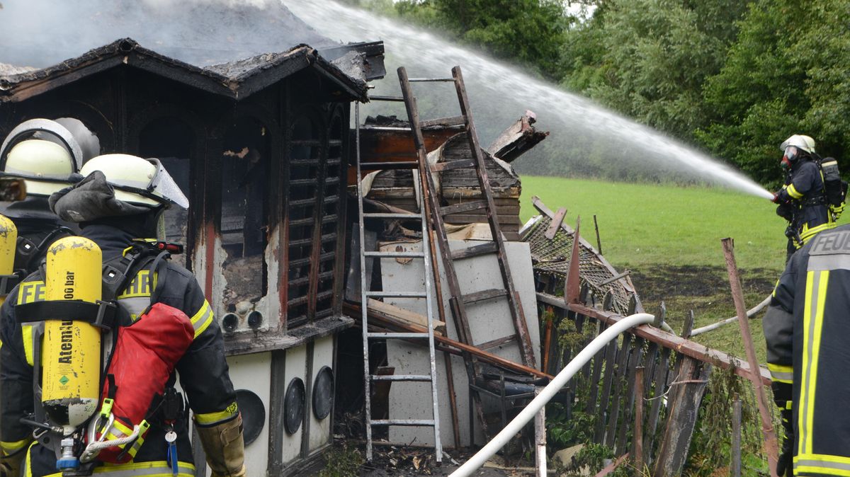 Cuxhaven: Wohnhaus am Wetternweg steht in Flammen | CNV Medien