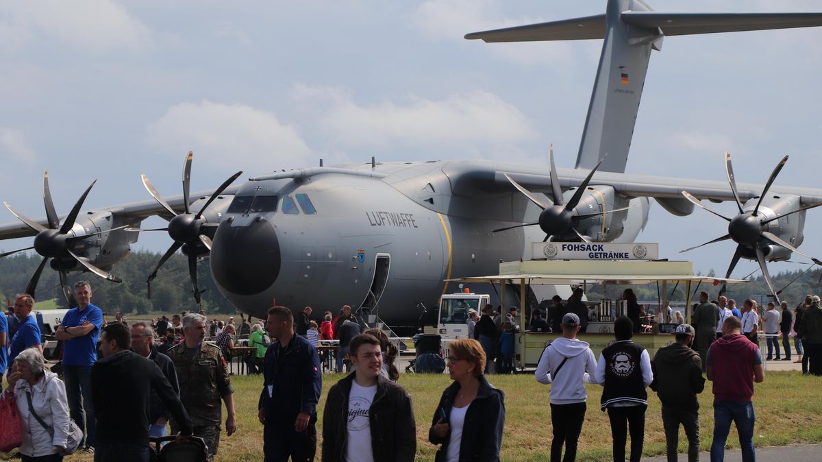Mit seinen vier riesigen Propeller-Motoren war das Transportflugzeug der Luftwaffe, der Airbus "A400M, einer der größten Besuchermagneten am Tag der Bundeswehr in Nordholz. Doch nicht nur das. Auf einem etwa vier Kilometer langen Rundgang präsentierte sich der Marinefliegerstützpunkt mit all seinen beruflichen Facetten und bot ein spannendes Programm. Foto: Tiedemann
