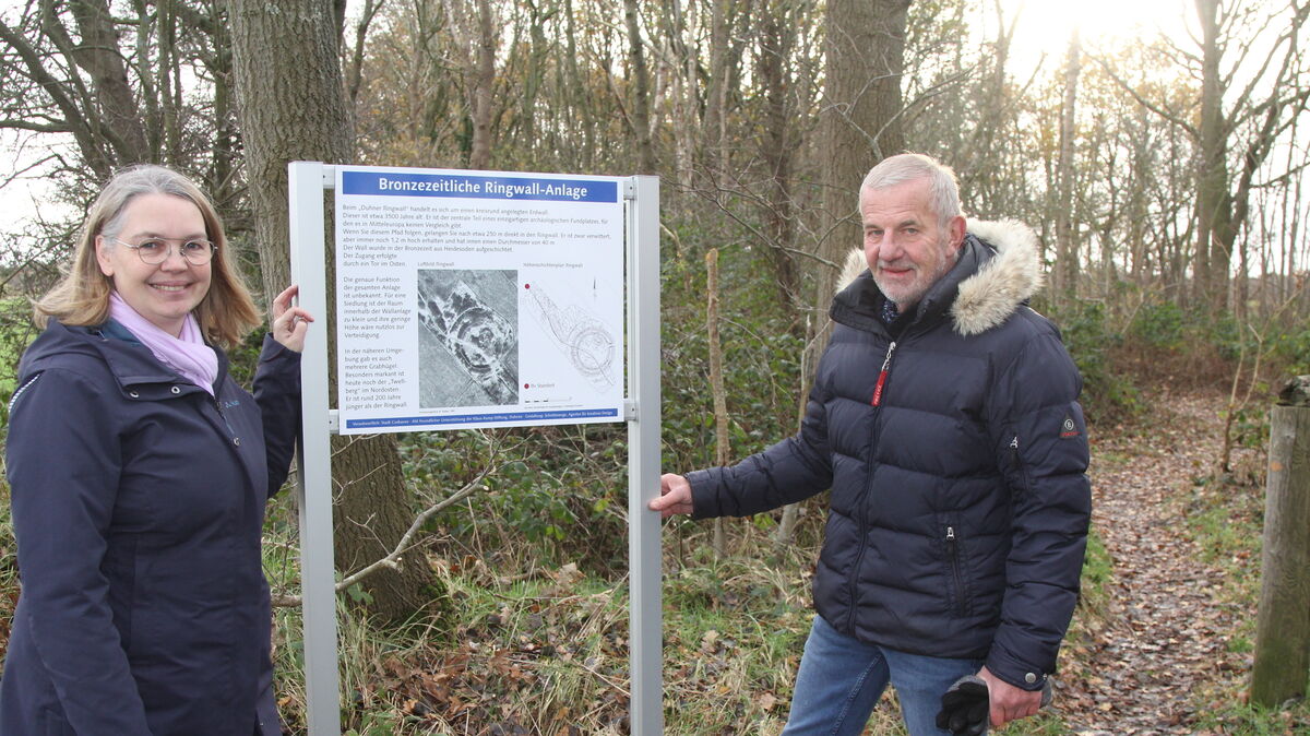 Stadtarchäologin Dr. Christina Wawrzinek und Burkhard Schmidt von der Klaus-Kamp-Stiftung freuen sich über die jetzt gelungene Beschilderung des Ringwalls. Wer dem Weg rechts folgt, kommt dorthin. Foto: Reese-Winne