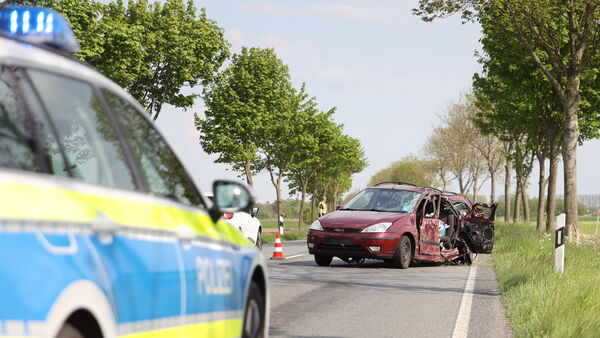 Unfall auf B73 bei Cuxhaven: Mann verletzt - Radfahrer haben Schutzengel